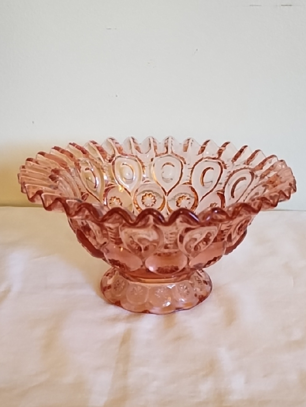 L. E. SMITH PINK MOON AND STAR DISH. BEAUTIFUL RUFFLED RIM.
